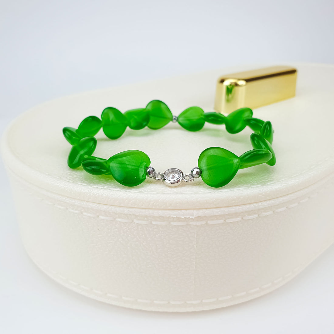 Girls' bracelet with cat's eye effect heart beads