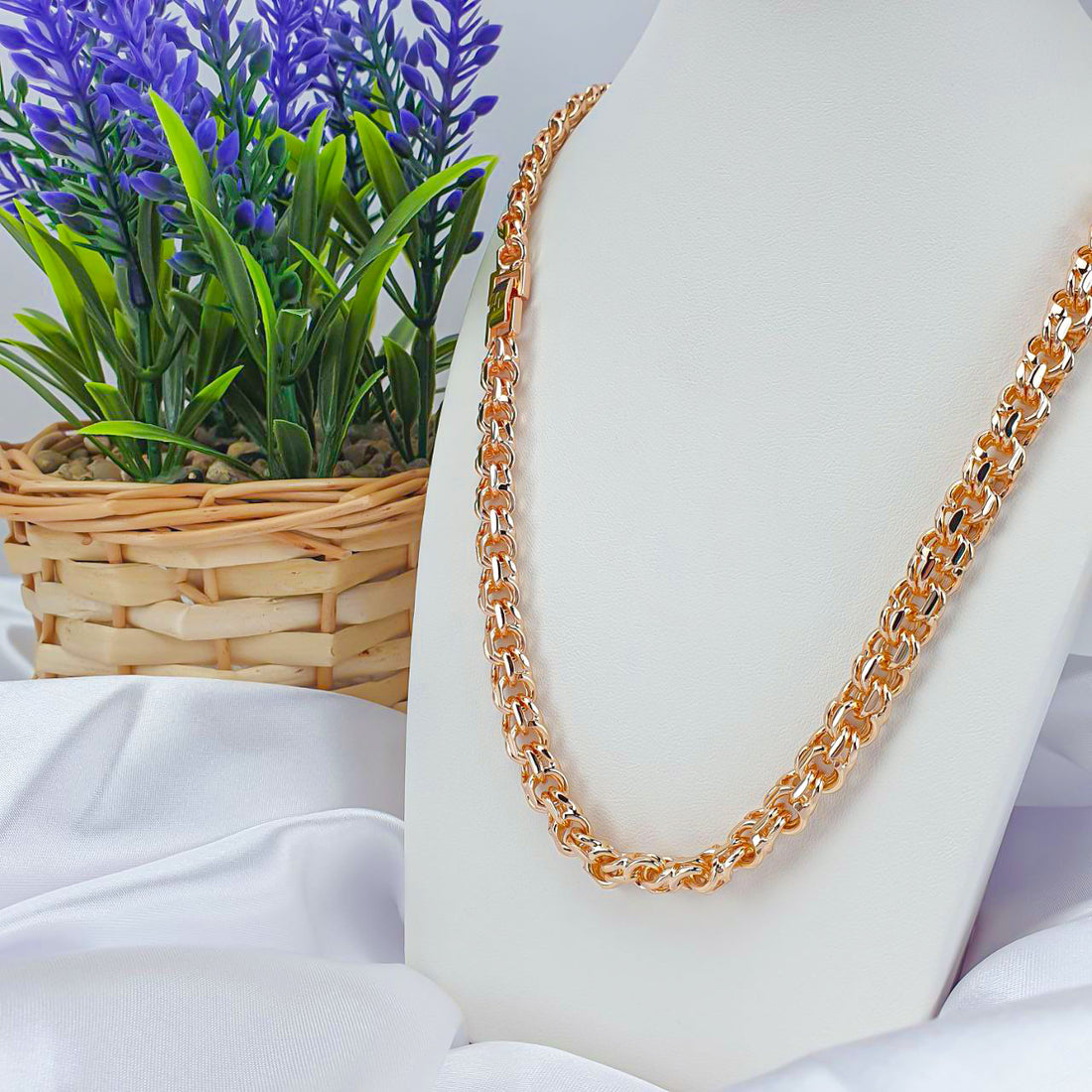 Chunky Garibaldi chain in a warm gold tone on a white neck bust
