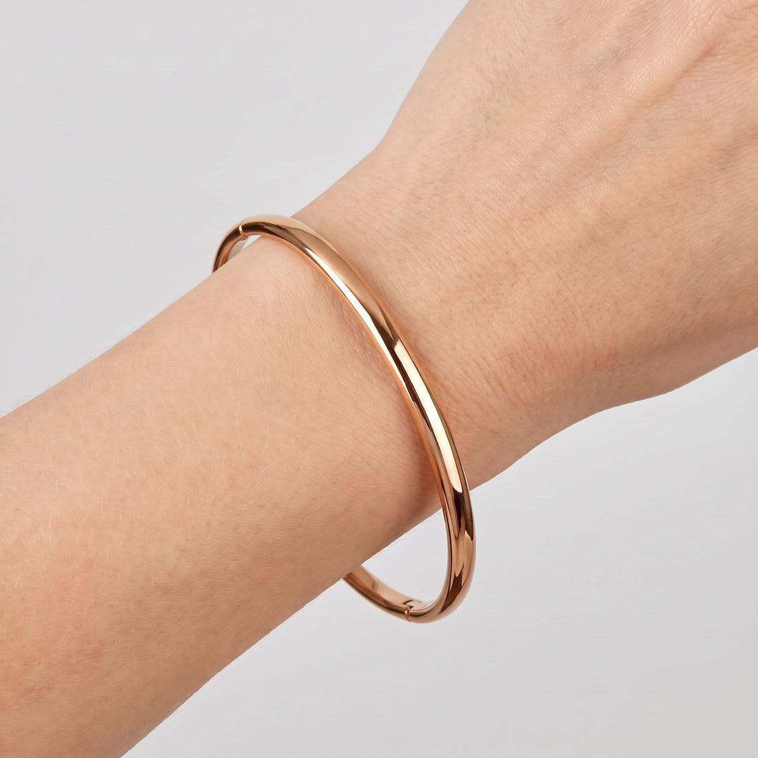 Gold | Smooth bangle worn on a woman's wrist