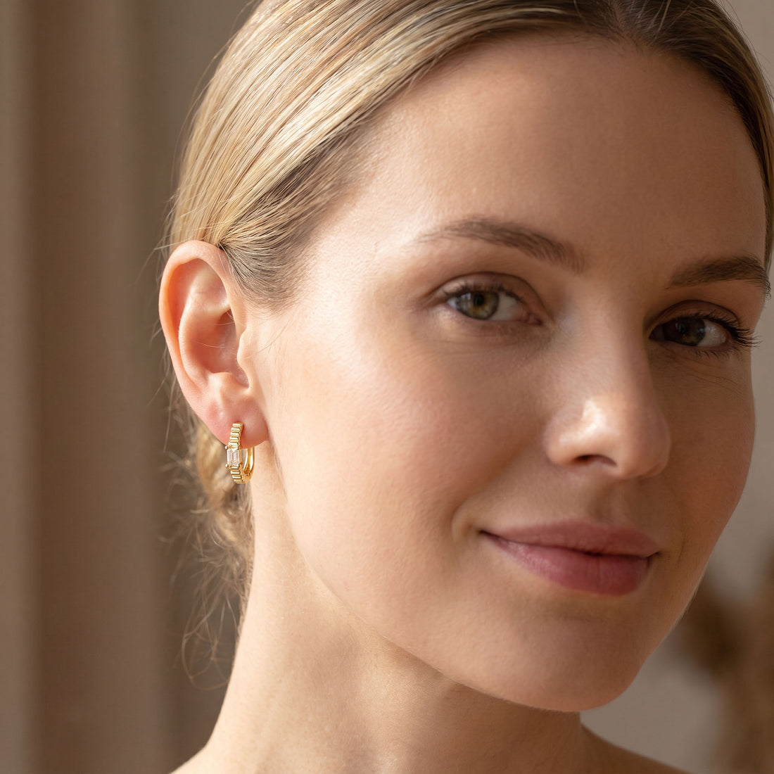 Yellow gold | Yellow gold-tone ribbed earring curving around the lobe