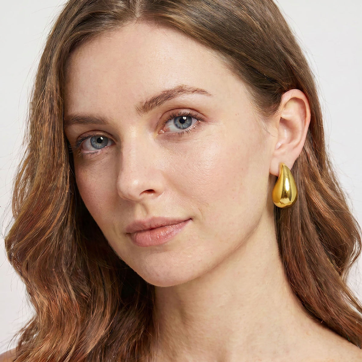 Teardrop stud earrings in a yellow gold tone