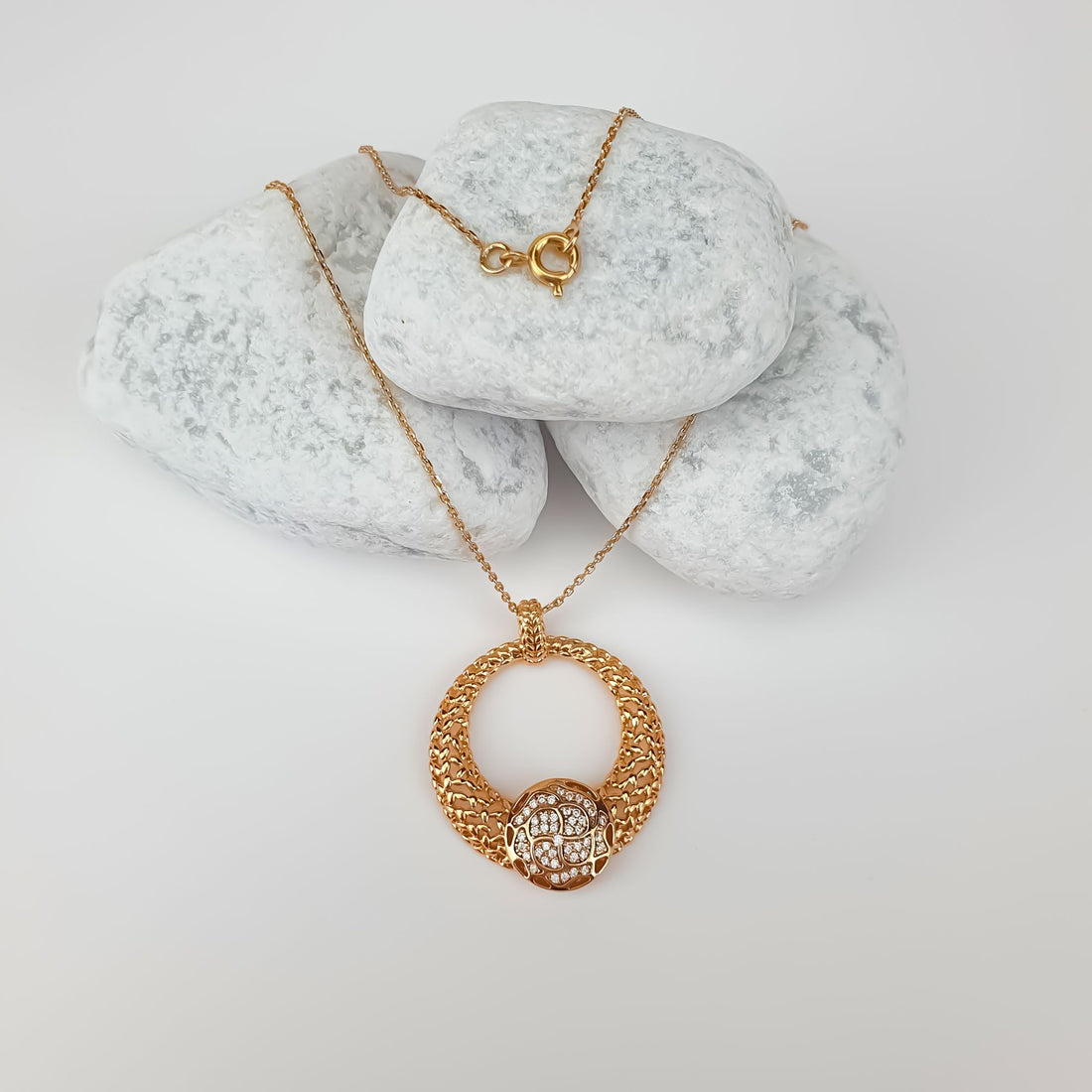 Gold-plated pendant necklace with sparkling crystals