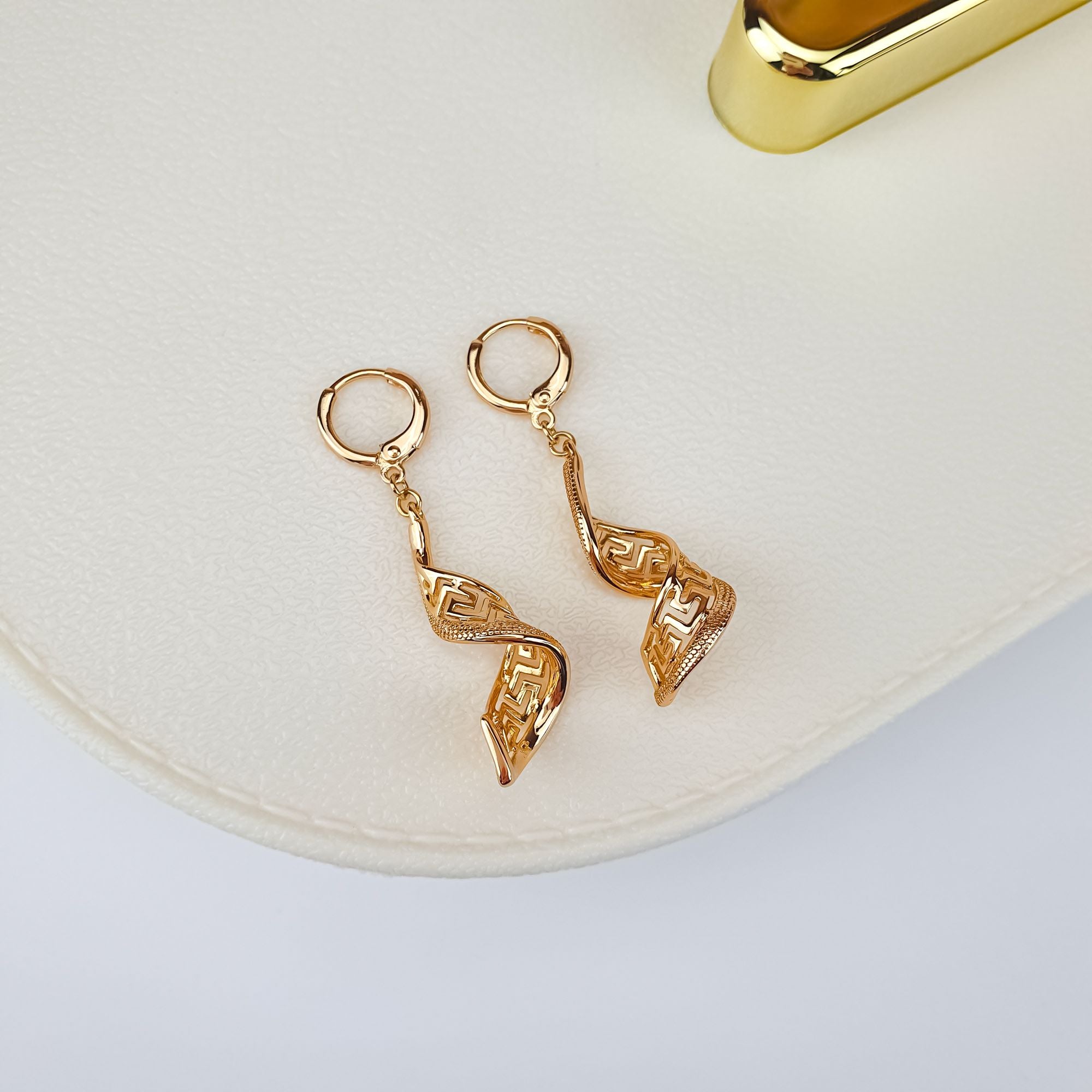 Eleganti auskari sievietēm ar klasisku ornamentu
