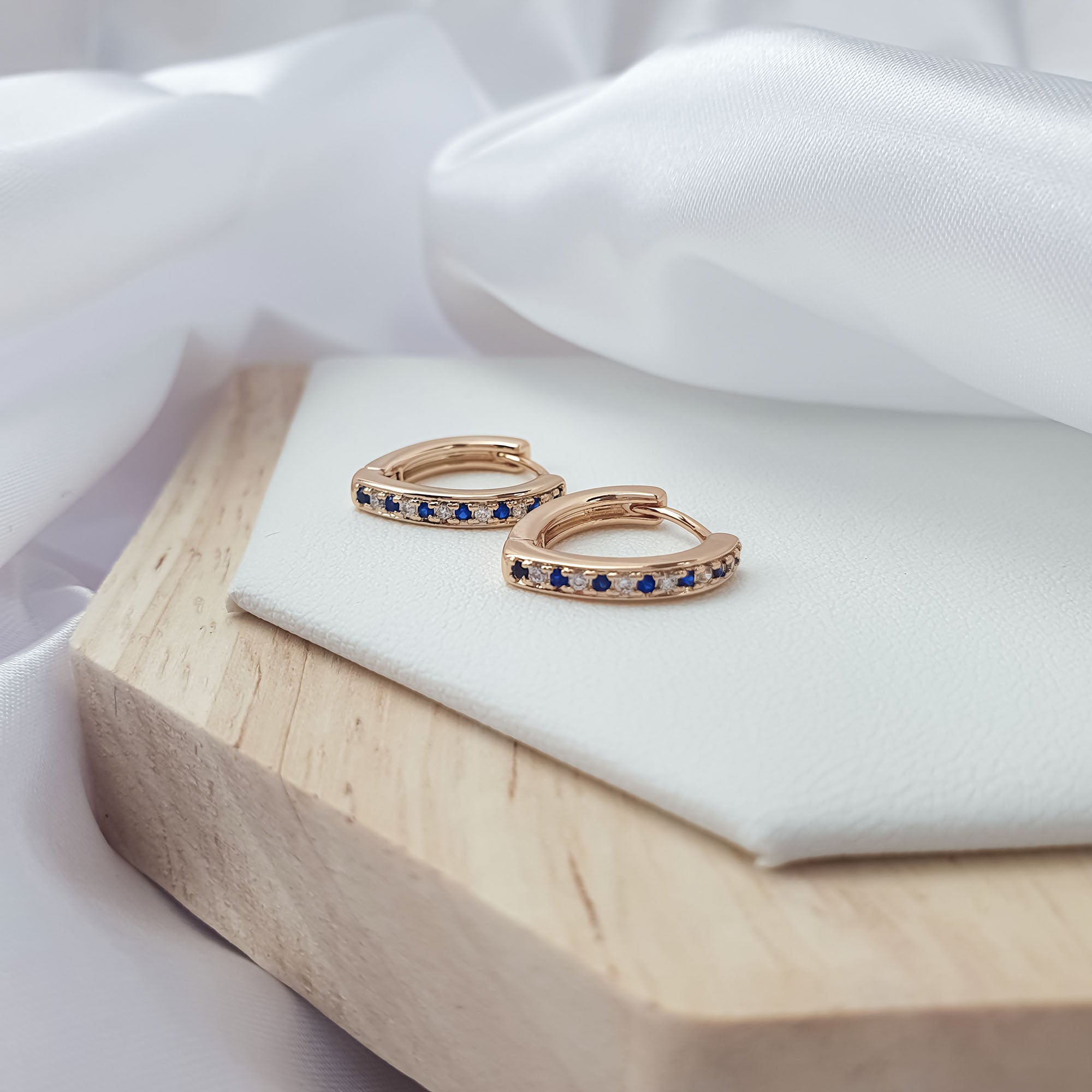 Eleganti 18k zelta pārklājuma auskari ar divkrāsainiem cirkoniem