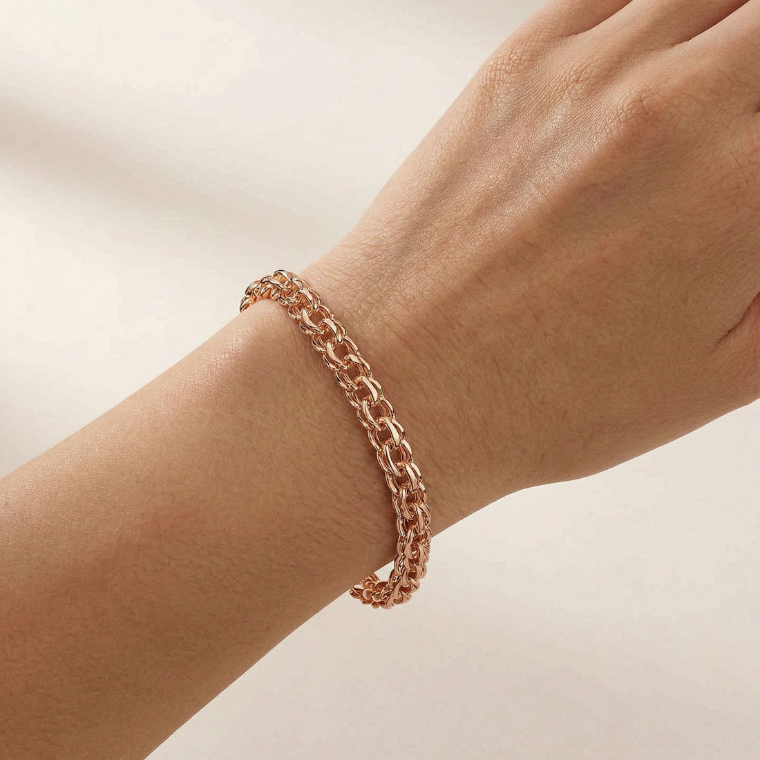 Gold-plated Garibaldi chain bracelet worn on a woman's wrist