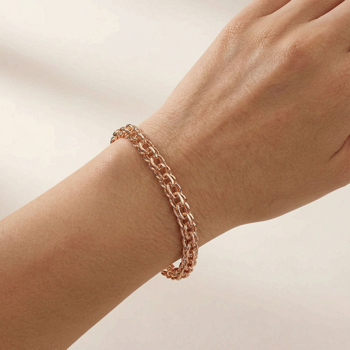 Gold-plated Garibaldi chain bracelet worn on a woman's wrist