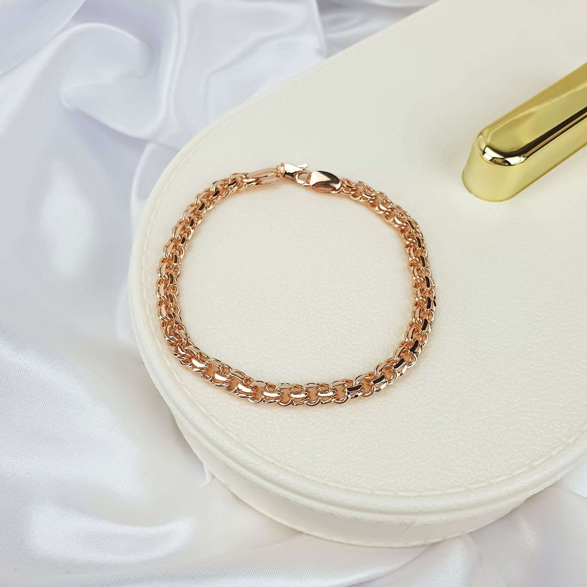 Garibaldi bracelet with a warm copper tone on a round jewellery box