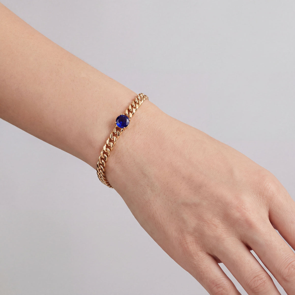 Dark blue | Classic gold-plated bracelet with a dark blue cubic zirconia accent