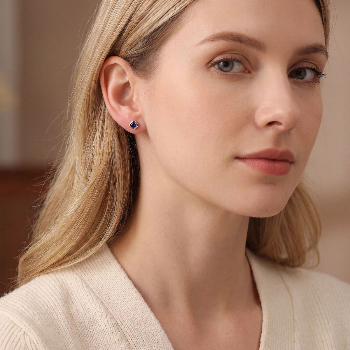 Dark blue | Women's rhombus stud earrings with dark blue stones