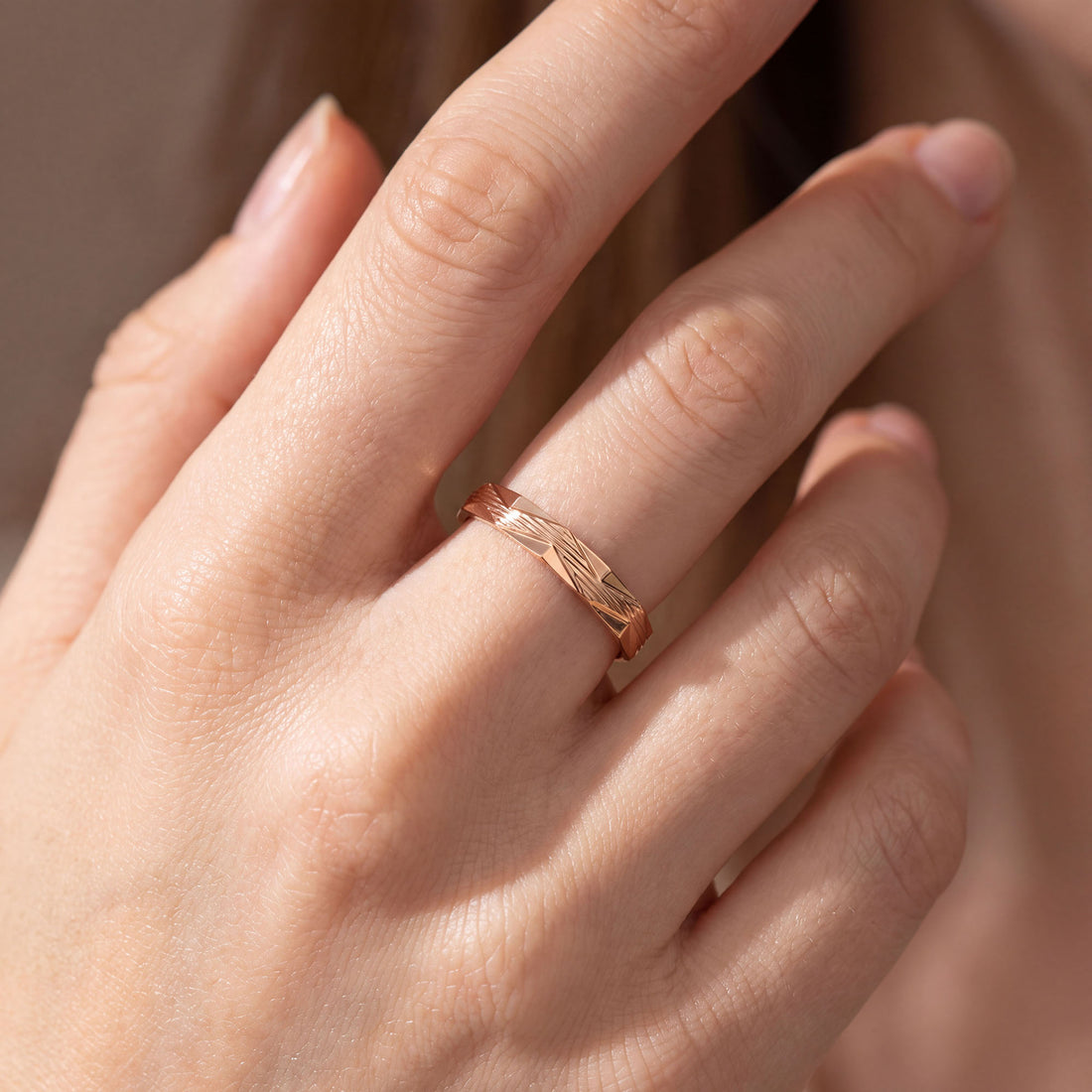 Classic gold-tone ring without stones, with a diagonal pattern