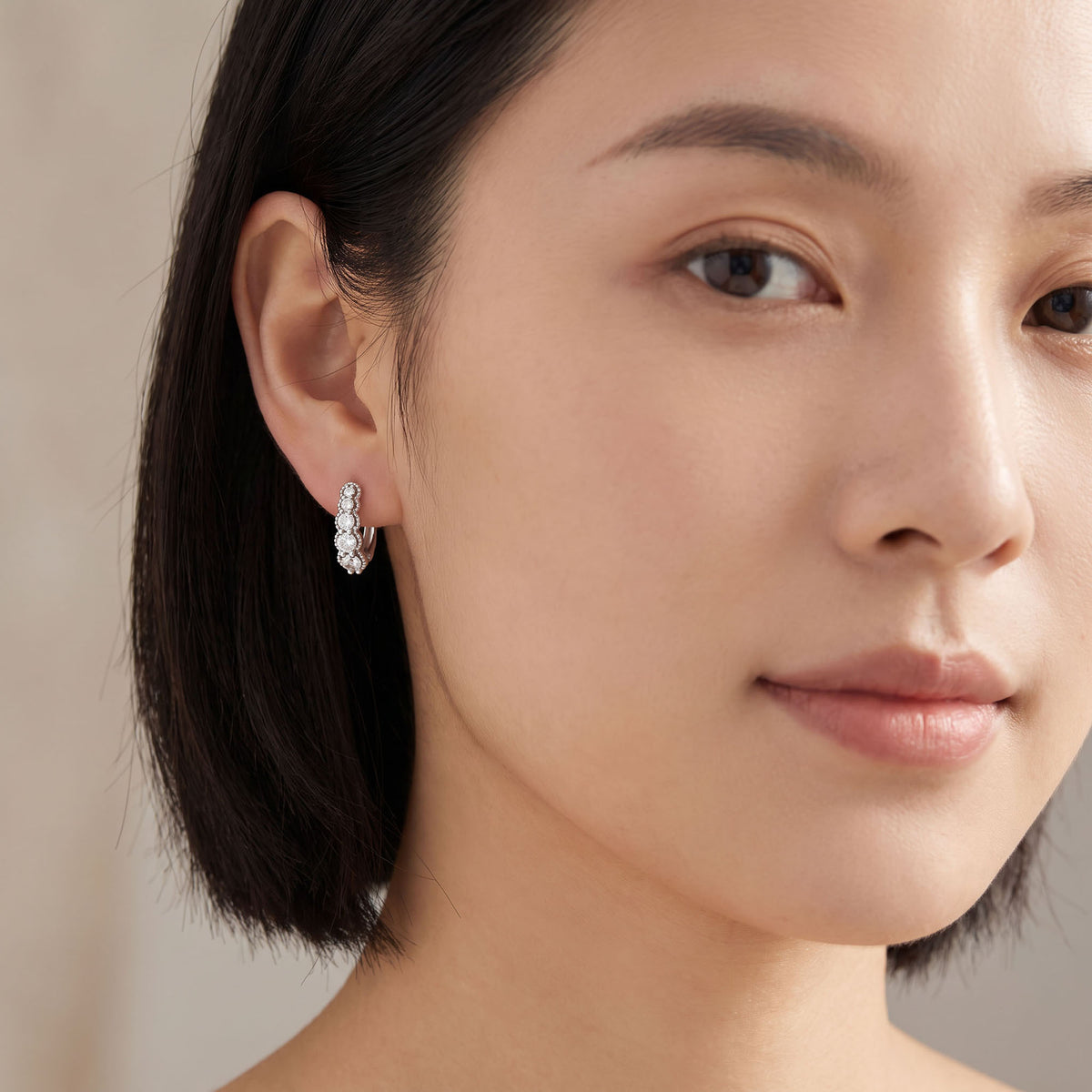 Silver | Platinum-plated earrings with graduated stones