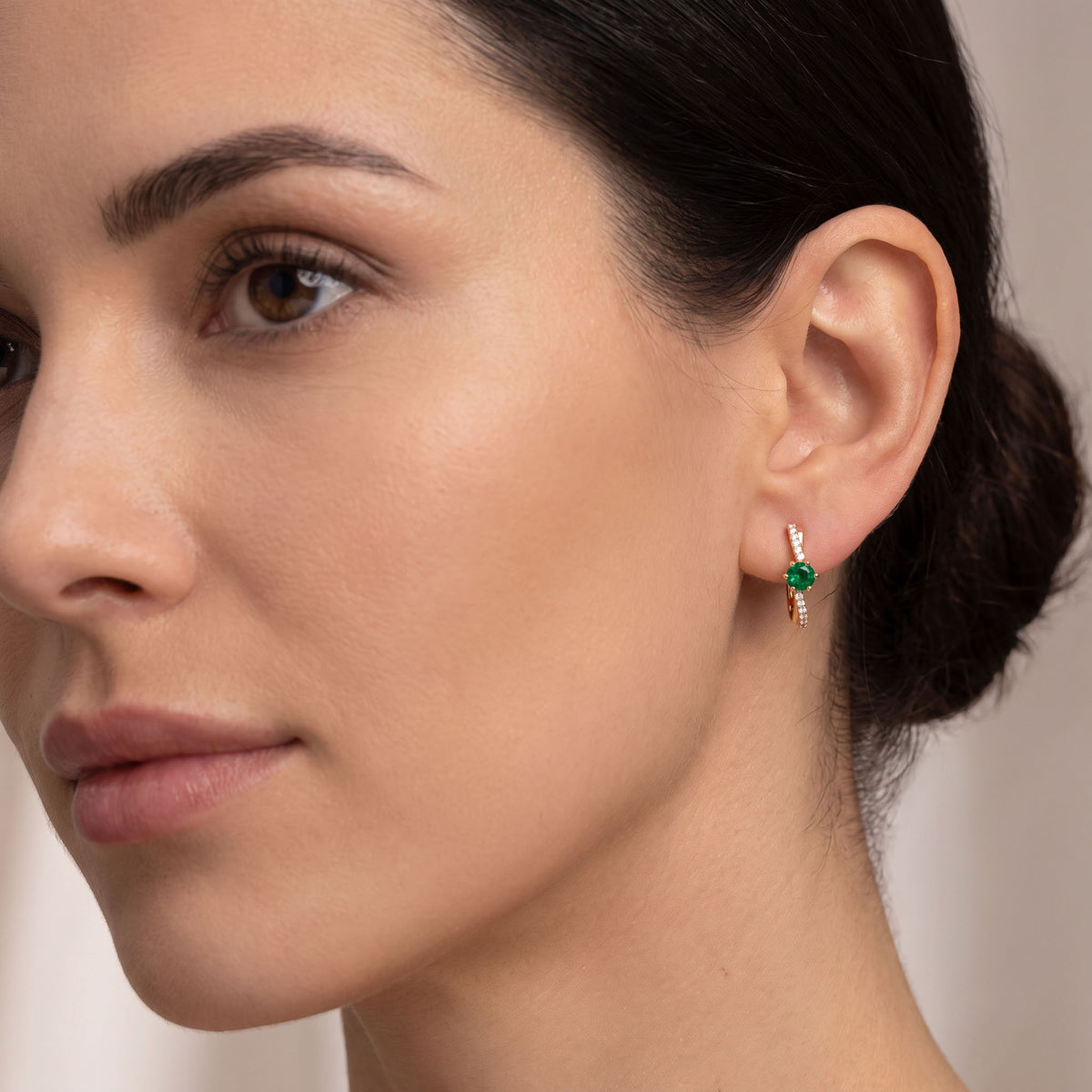 Green | Classic earrings with a green centre stone