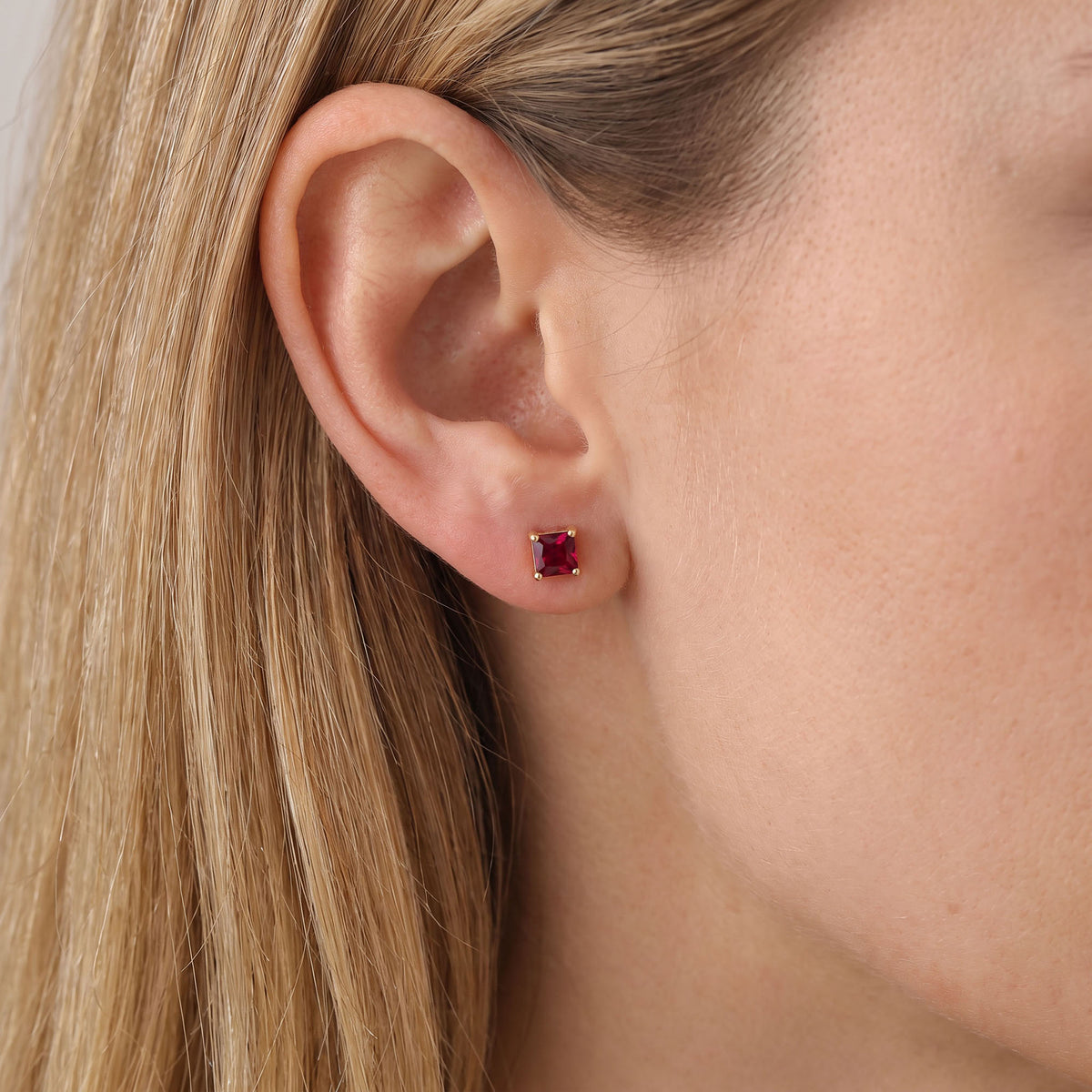 Red | Compact classic 5 mm stud earrings with a red stone