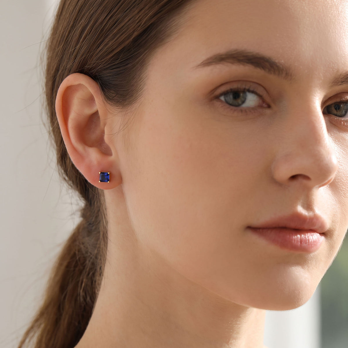 Blue | Compact stud earrings with a blue stone
