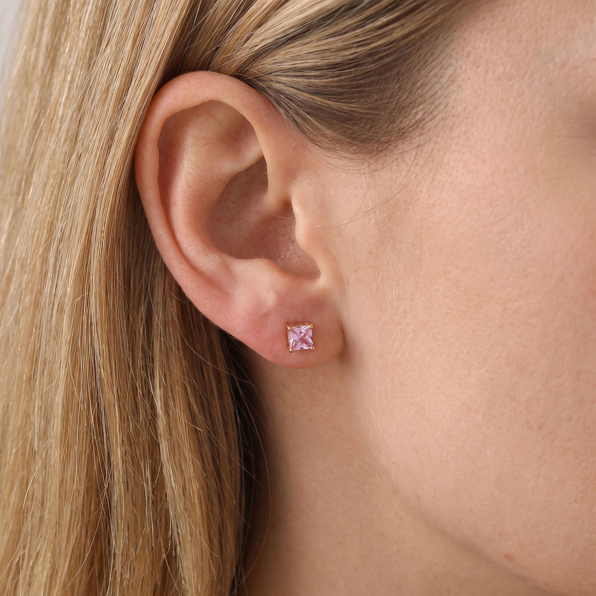 Pink | Everyday stud earrings with a pink stone
