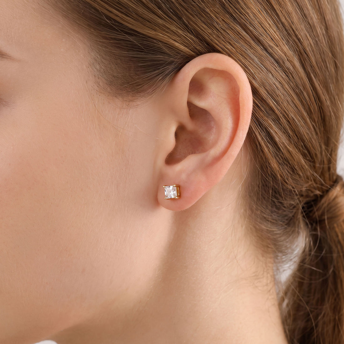 White | Gold-tone studs with a clear crystal and push-back fastening
