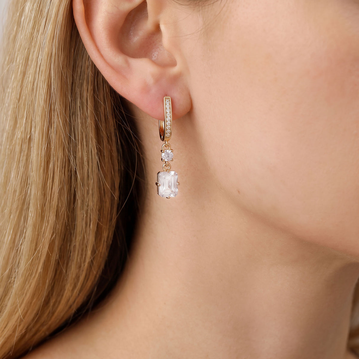 Gold | 32 mm long earrings with a moving drop element