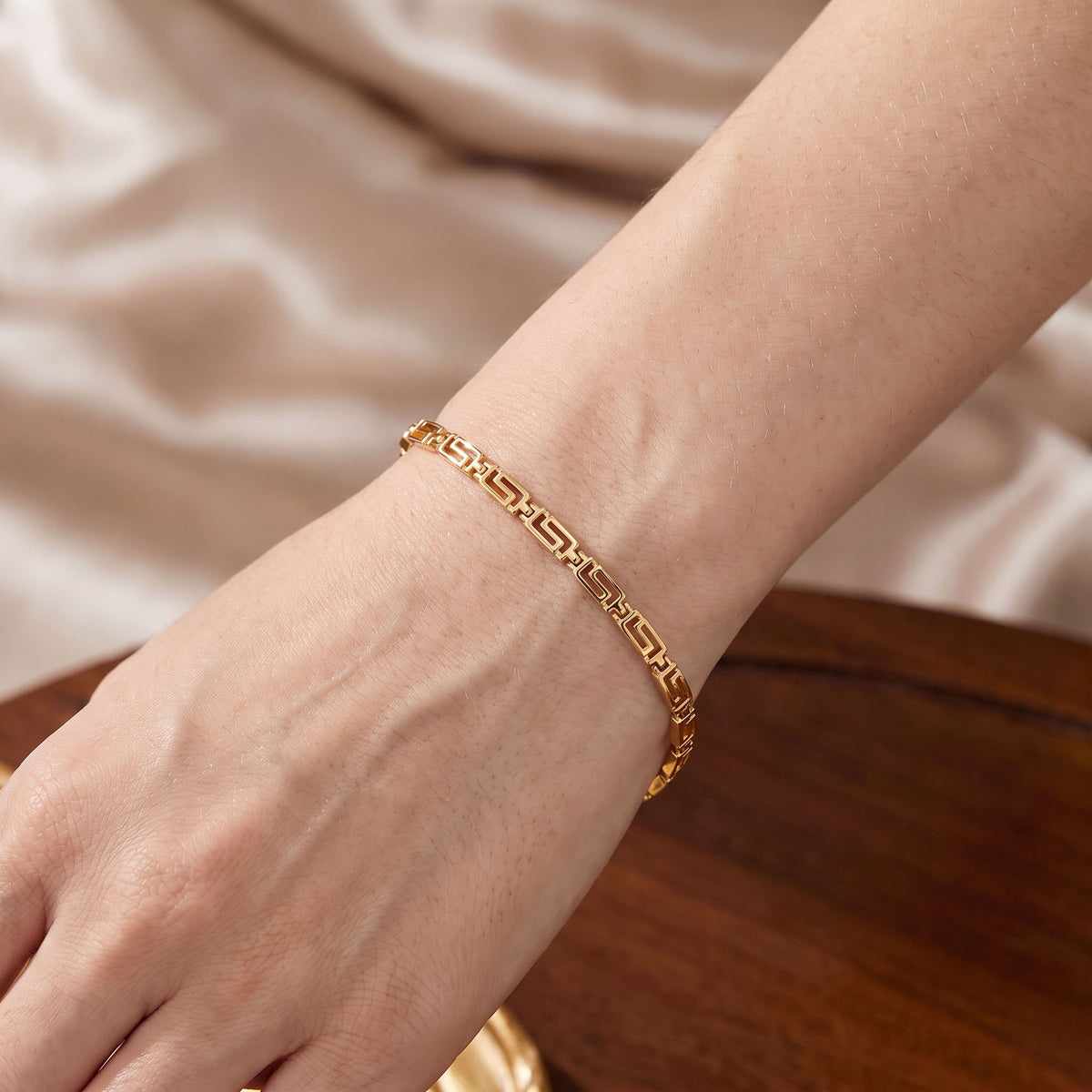 Classic bracelet with geometric Greek key links