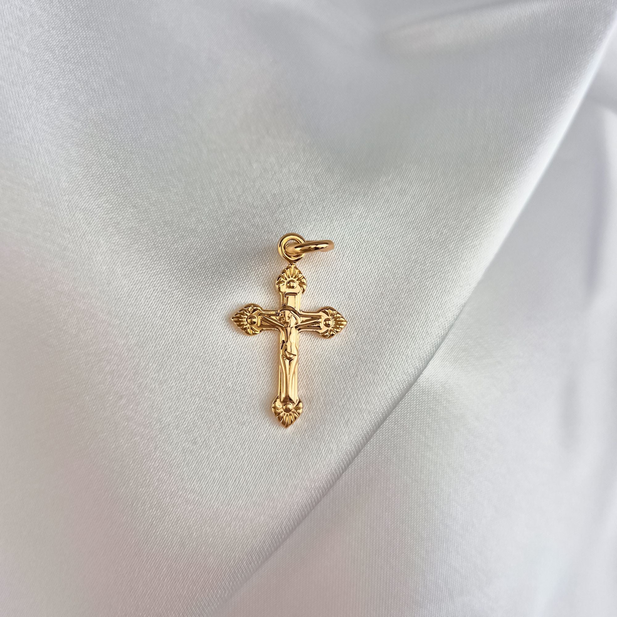 Ticības simbols – elegants krustiņš no medicīniskā zelta