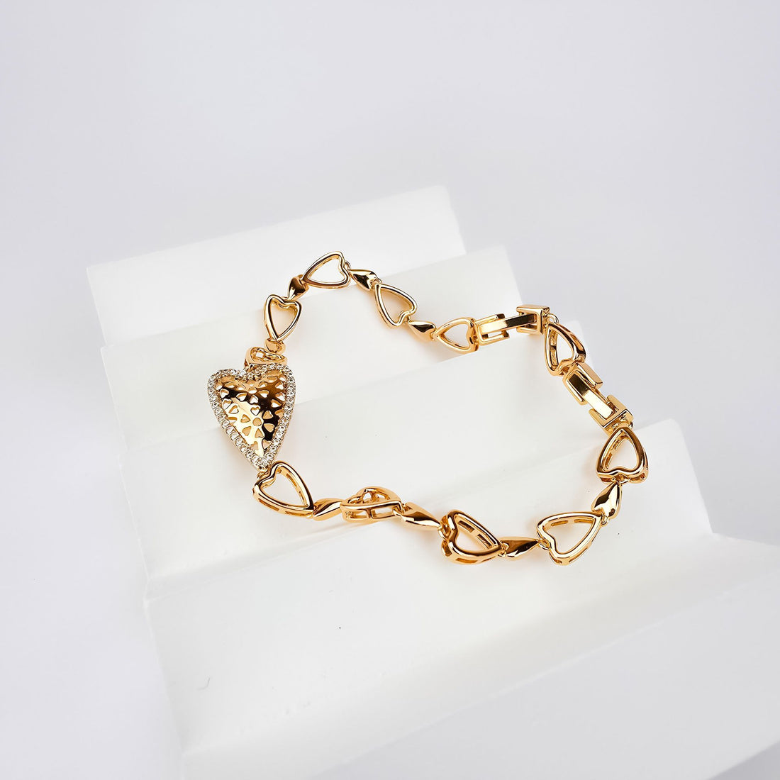 Women's gold-tone bracelet with a heart motif