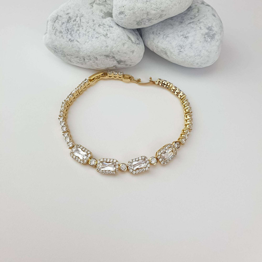 Bracelet with rectangular crystals and sparkling small stones on pale pebbles