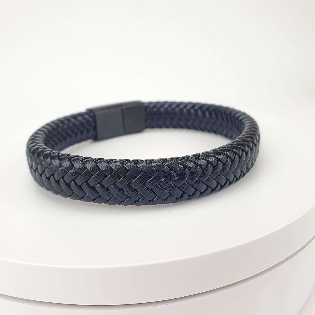 Side view of the glossy black braid on a light stand